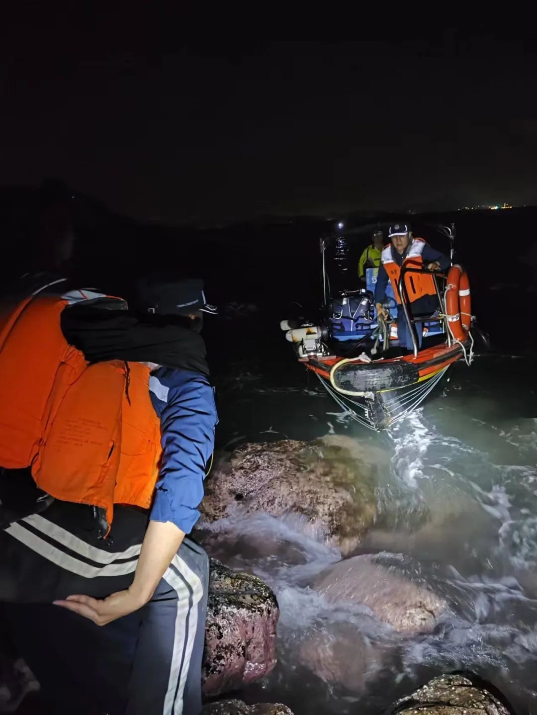 紧急!深圳女子被困悬崖 紧急!深圳女子被困悬崖