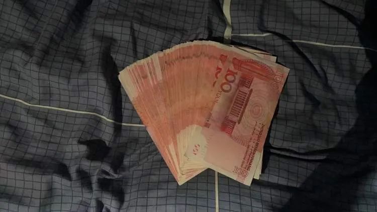 此时,派出所民警得到反馈,在付某的床铺垫褥下发现的现金,经清点正好