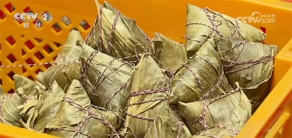 粽子、艾草创意产品迎热销 端午民俗“火”了市场、“甜”了生活