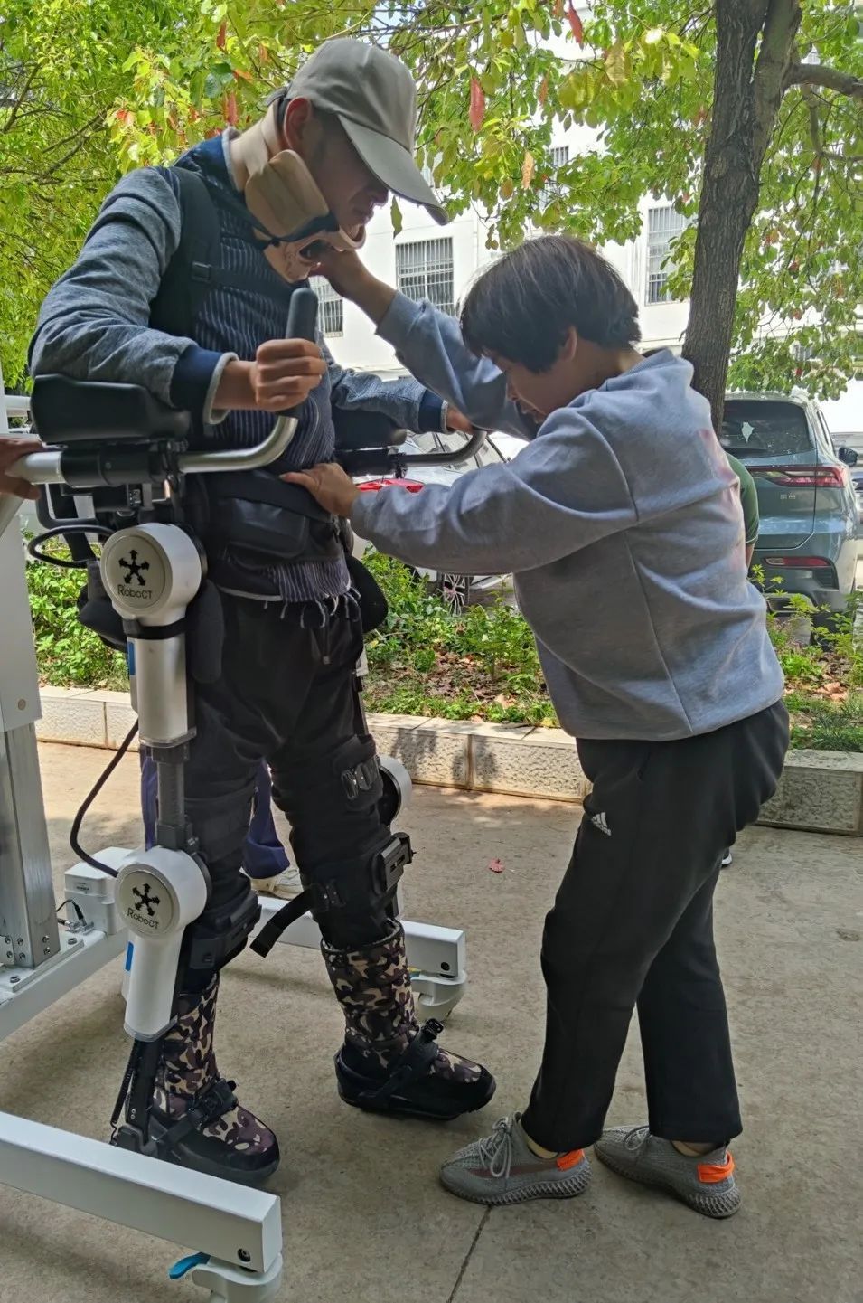 “小时候教你走路,现在,妈妈再教一次……” “小时候教你走路,现在,妈妈再教一次……”