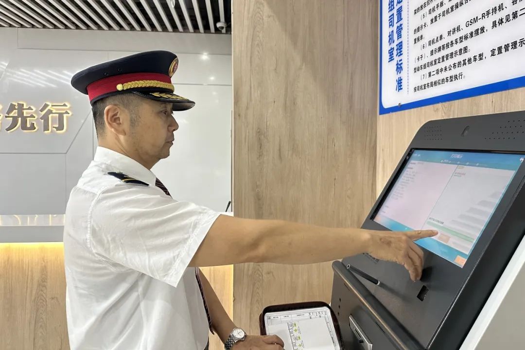 央视连线高铁司机！他一张口，掌声不断！