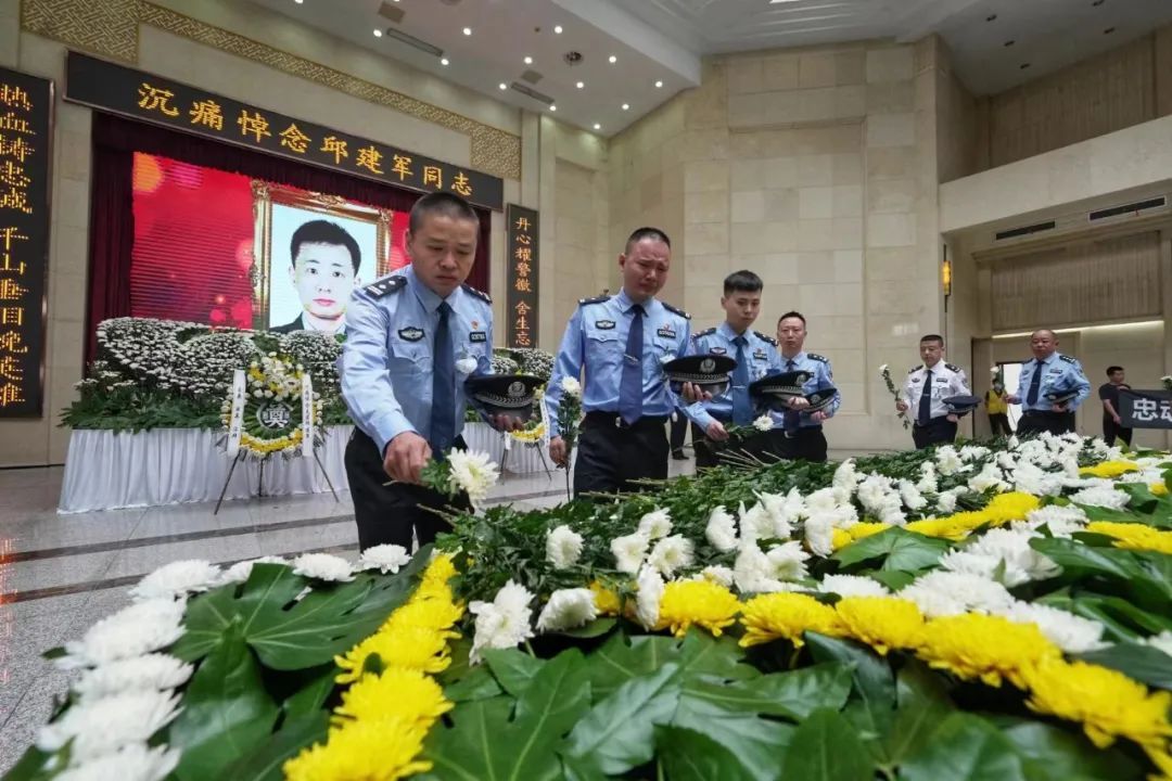 痛别英雄!武汉民警邱建军遗体告别仪式今日举行 痛别英雄!武汉民警邱建军遗体告别仪式今日举行