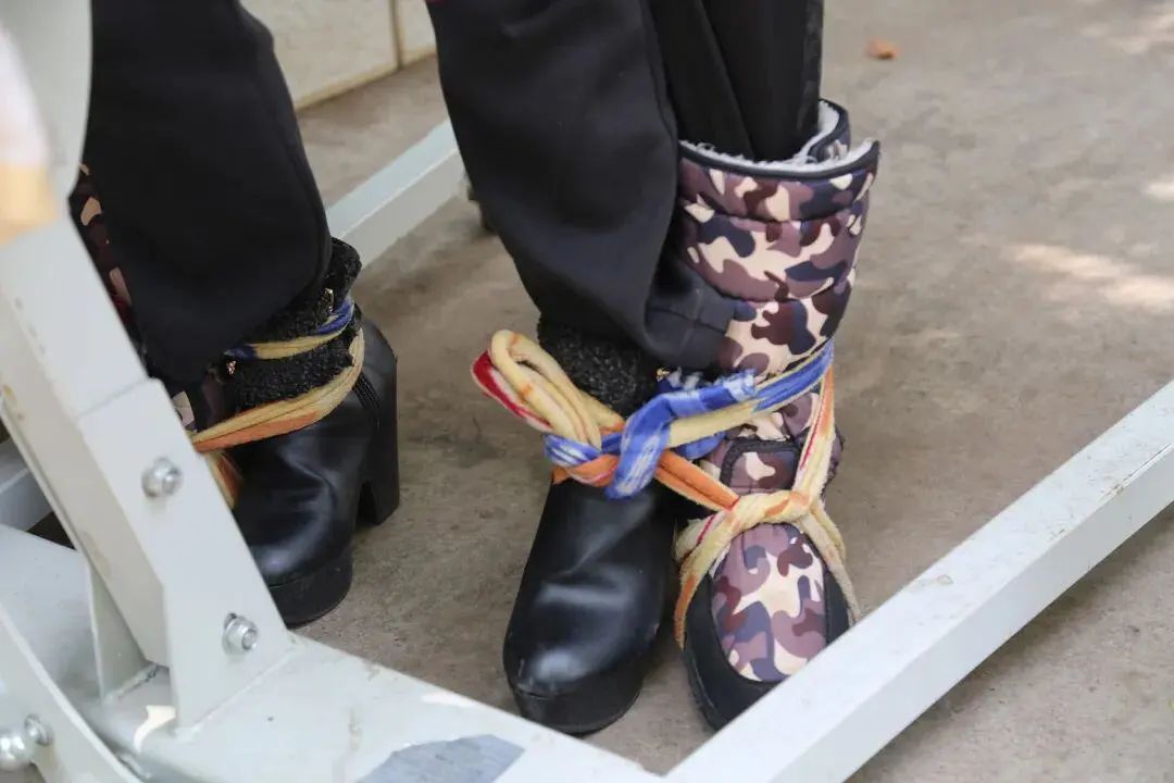 “小时候教你走路,现在,妈妈再教一次……” “小时候教你走路,现在,妈妈再教一次……”