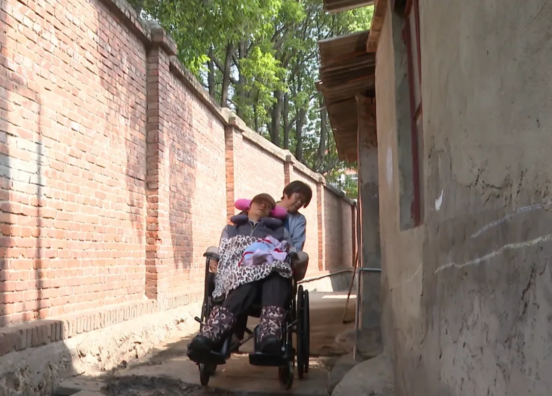 “小时候教你走路,现在,妈妈再教一次……” “小时候教你走路,现在,妈妈再教一次……”