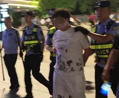 痛别英雄!武汉民警邱建军遗体告别仪式今日举行 痛别英雄!武汉民警邱建军遗体告别仪式今日举行