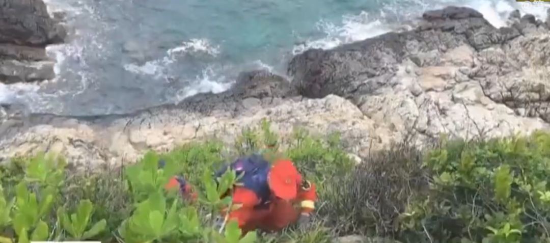 紧急!深圳女子被困悬崖 紧急!深圳女子被困悬崖