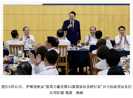 韩出事新兵葬礼当日,尹锡悦与执政党议员们在研讨会饮酒,遭在野党批评 韩出事新兵葬礼当日,尹锡悦与执政党议员们在研讨会饮酒,遭在野党批评