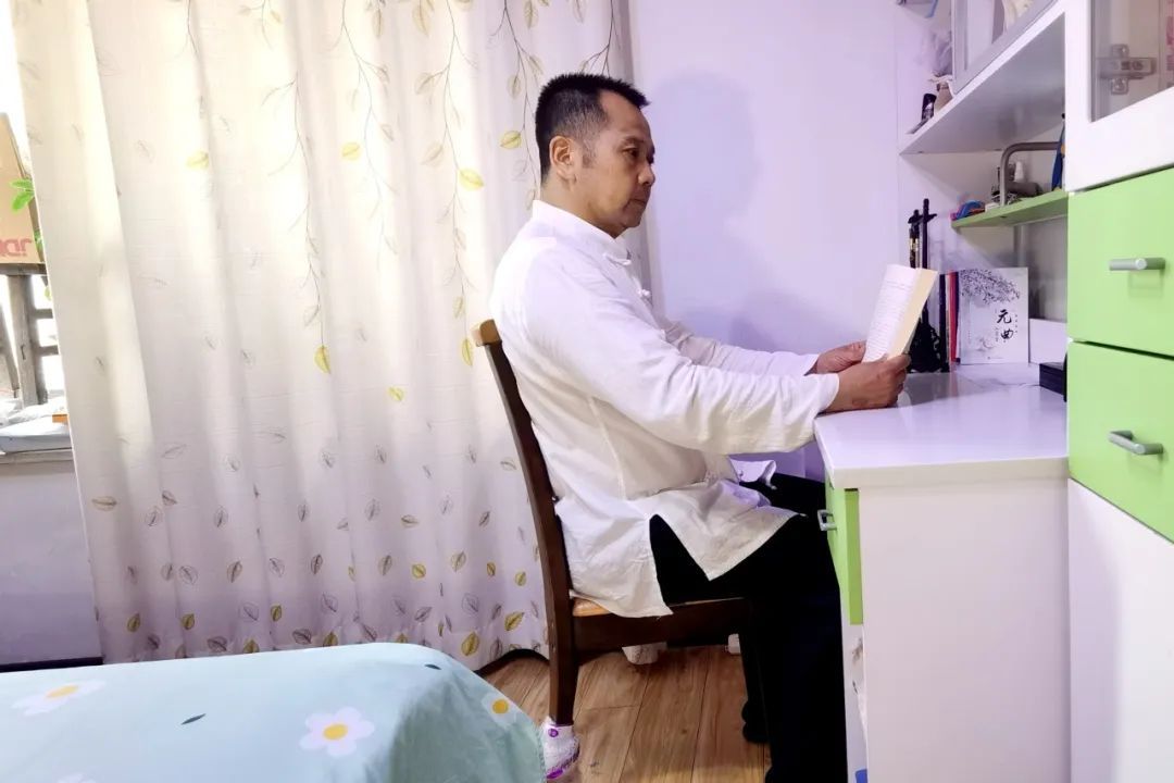 央视连线高铁司机！他一张口，掌声不断！