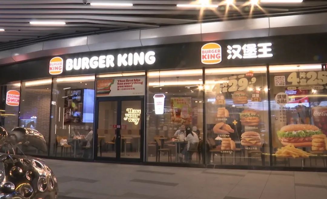 汉堡吃了一半，贵阳夫妻怀疑里面有……维权时当事人突然……