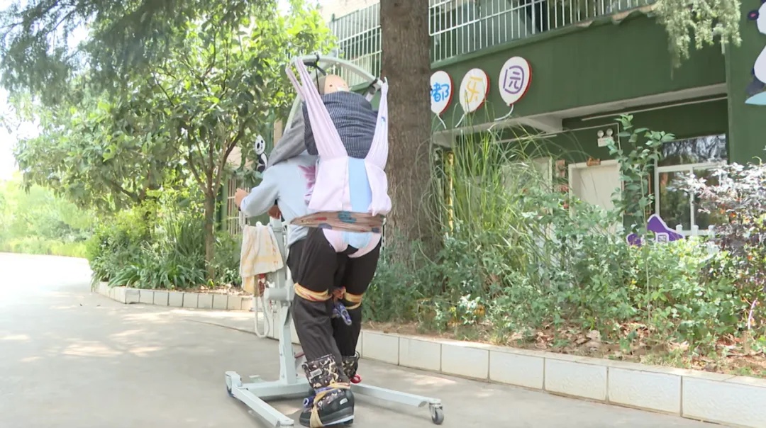 “小时候教你走路,现在,妈妈再教一次……” “小时候教你走路,现在,妈妈再教一次……”