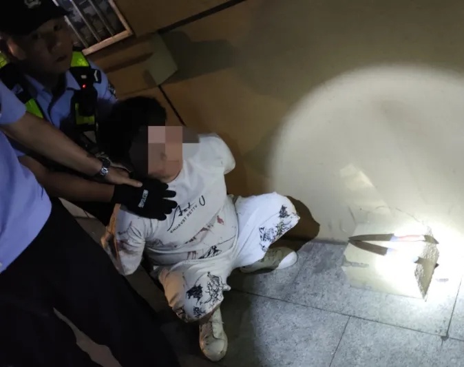 痛别英雄!派出所副所长身中15刀仍坚持追凶…… 痛别英雄!派出所副所长身中15刀仍坚持追凶……