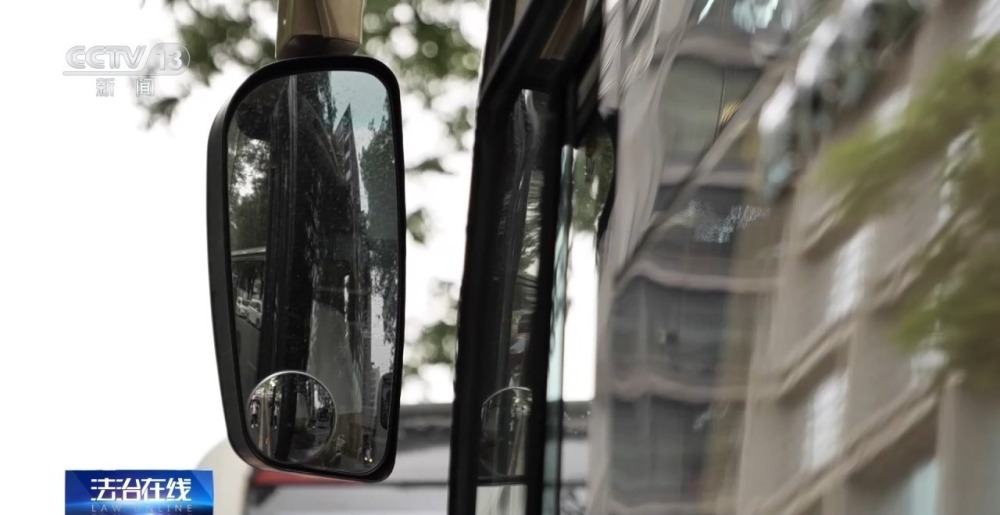 法治在线丨路人摔倒公交车紧急制动致乘客受伤 “连环意外”谁担责? 法治在线丨路人摔倒公交车紧急制动致乘客受伤 “连环意外”谁担责?