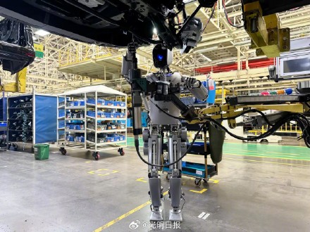 人形机器人正式上岗汽车产线