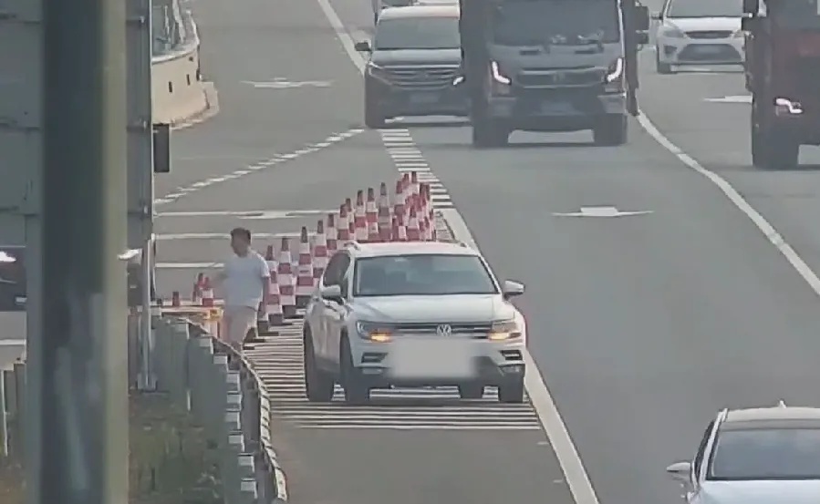注意看，这人在高速上玩反光锥？交警：我在出口等你