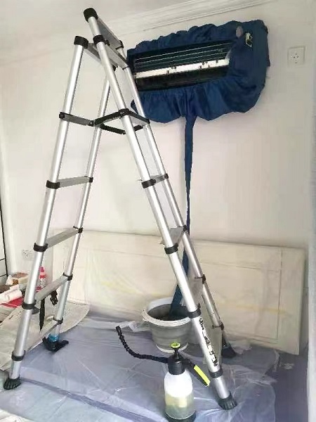 清洗空调，内机里突然飞出一只蝙蝠