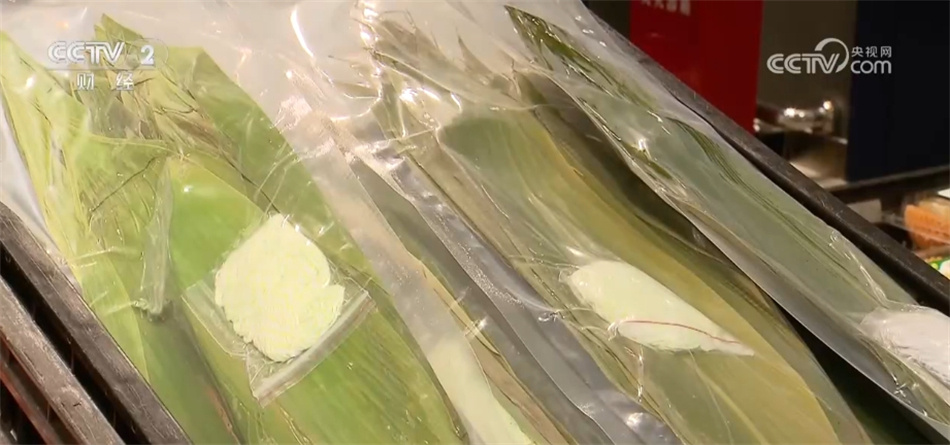 粽子、艾草创意产品迎热销 端午民俗“火”了市场、“甜”了生活