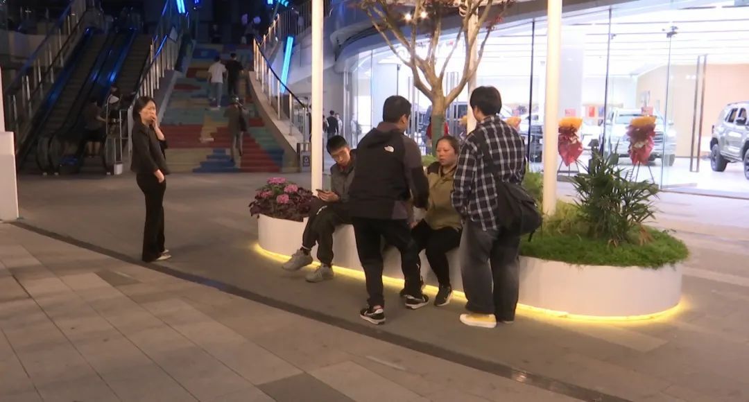 汉堡吃了一半，贵阳夫妻怀疑里面有……维权时当事人突然……