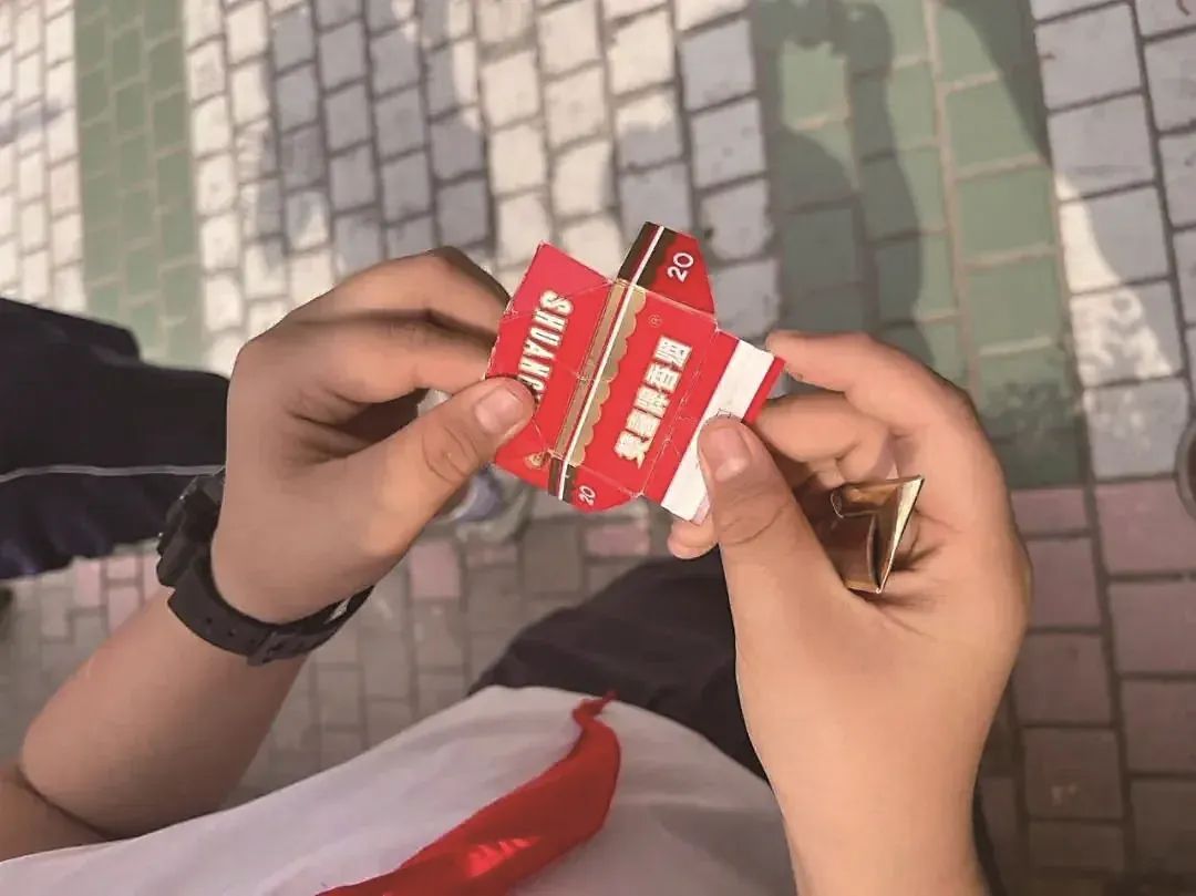 多地管控令孩童沉迷的“烟卡” 记者调查发现仍有文具店售卖