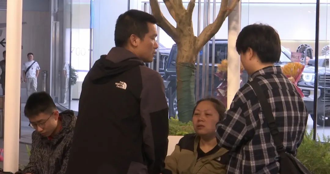 汉堡吃了一半，贵阳夫妻怀疑里面有……维权时当事人突然……