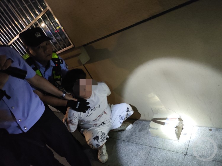 身中15刀仍紧追歹徒，牺牲民警邱建军遗体告别仪式今日举行