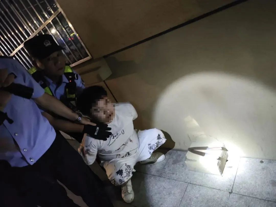 身中15刀,他仍紧追歹徒不放……英雄民警邱建军,一路走好! 身中15刀,他仍紧追歹徒不放……英雄民警邱建军,一路走好!
