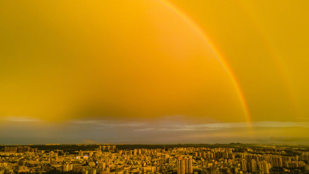 当金色晚霞与双彩虹同框