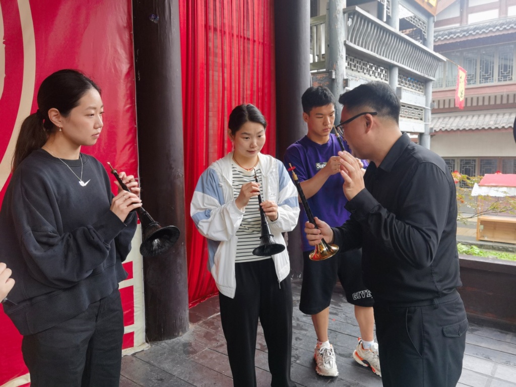 夺冠后,孙颖莎、樊振东打卡重庆古镇 夺冠后,孙颖莎、樊振东打卡重庆古镇