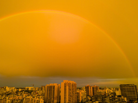 当金色晚霞与双彩虹同框