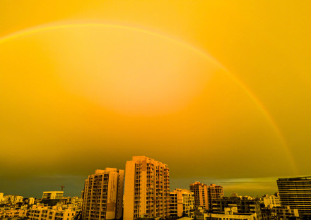 当金色晚霞与双彩虹同框