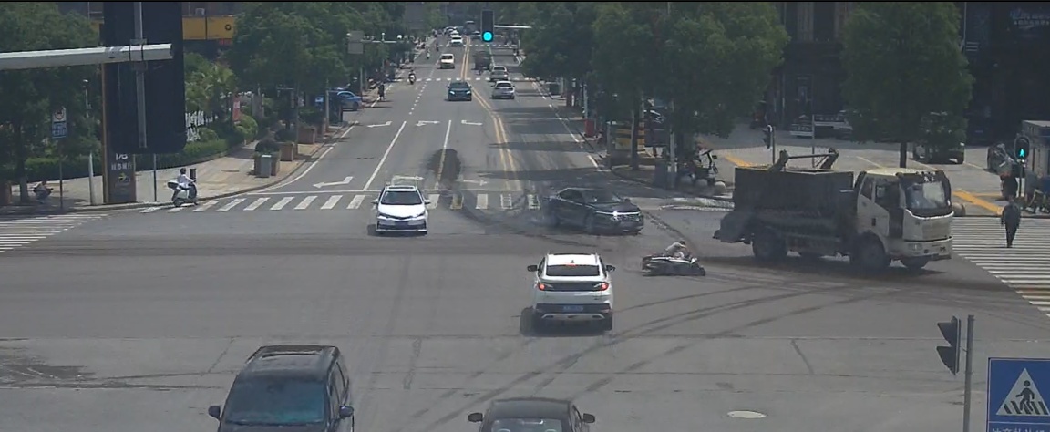 湖南衡山：货车边跑边漏油 交警迅速处置消除隐患