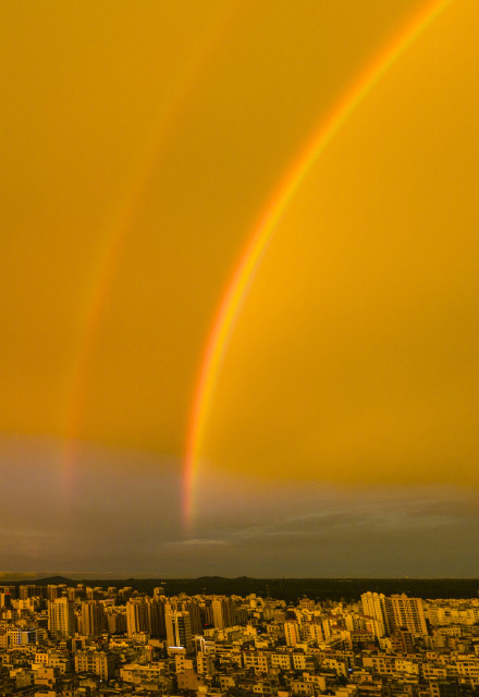 当金色晚霞与双彩虹同框