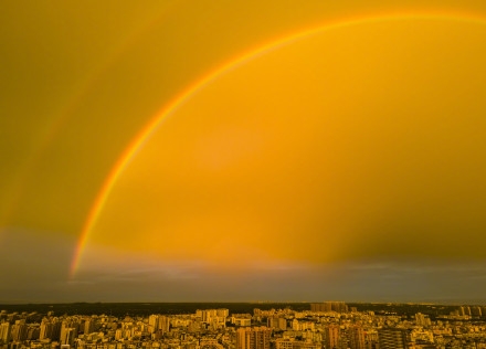 当金色晚霞与双彩虹同框