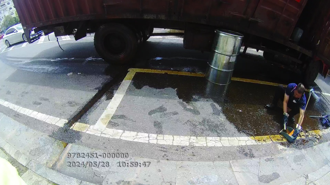 湖南衡山：货车边跑边漏油 交警迅速处置消除隐患