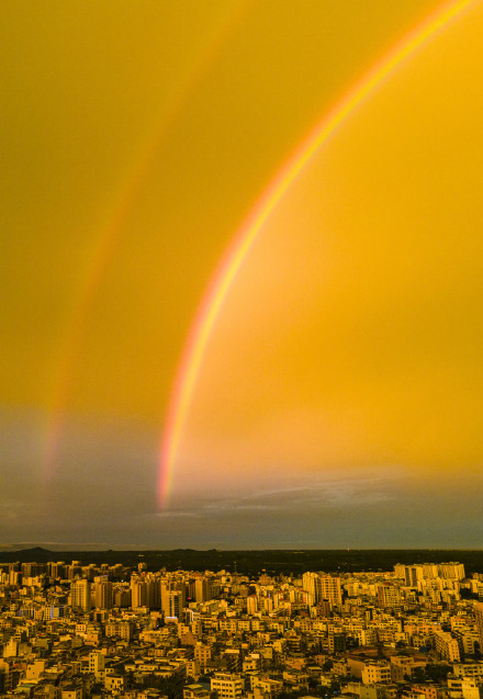 当金色晚霞与双彩虹同框