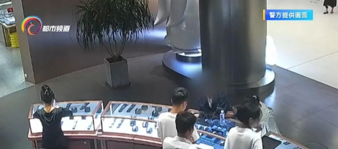 十几万一块！他一连调包三块劳力士！昆明有店家竟都没察觉……