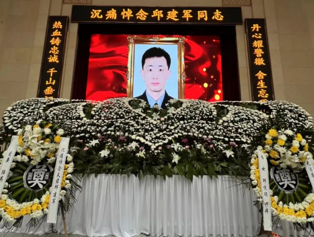 怕误伤群众未开枪，民警身中15刀牺牲，家中女儿即将高考……