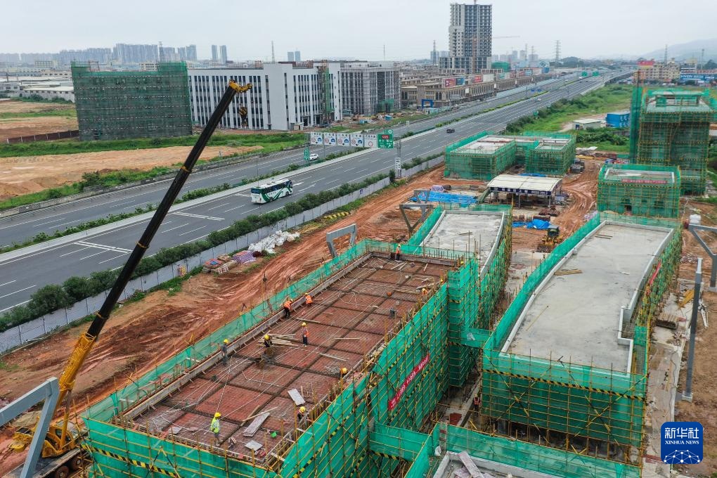 广东建高速公路新能源服务区满足群众出行新需求 广东建高速公路新能源服务区满足群众出行新需求