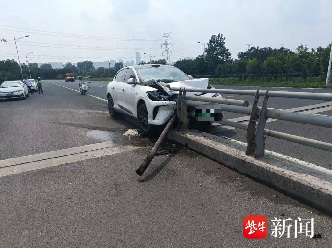 太危险了！司机开车“发呆”车辆撞护栏，铁柱子贯穿车身