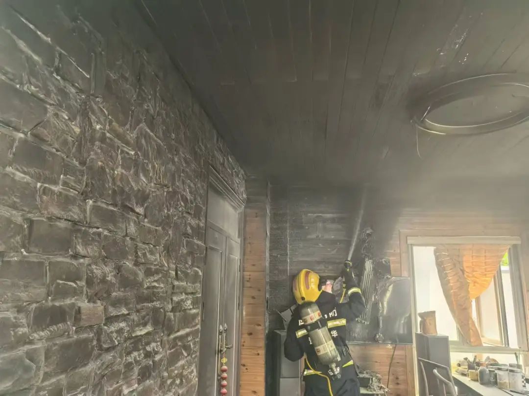 空调“发火”,家被烧毁!赶紧自查→ 空调“发火”,家被烧毁!赶紧自查→