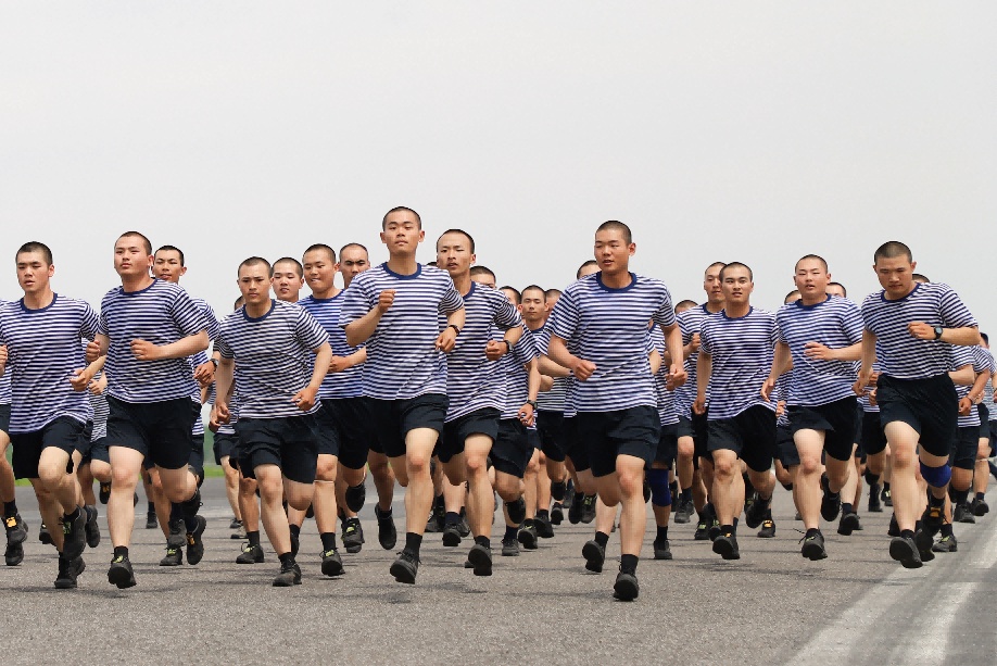 海军航空大学某训练基地组织2024年春季入伍新兵结业考核