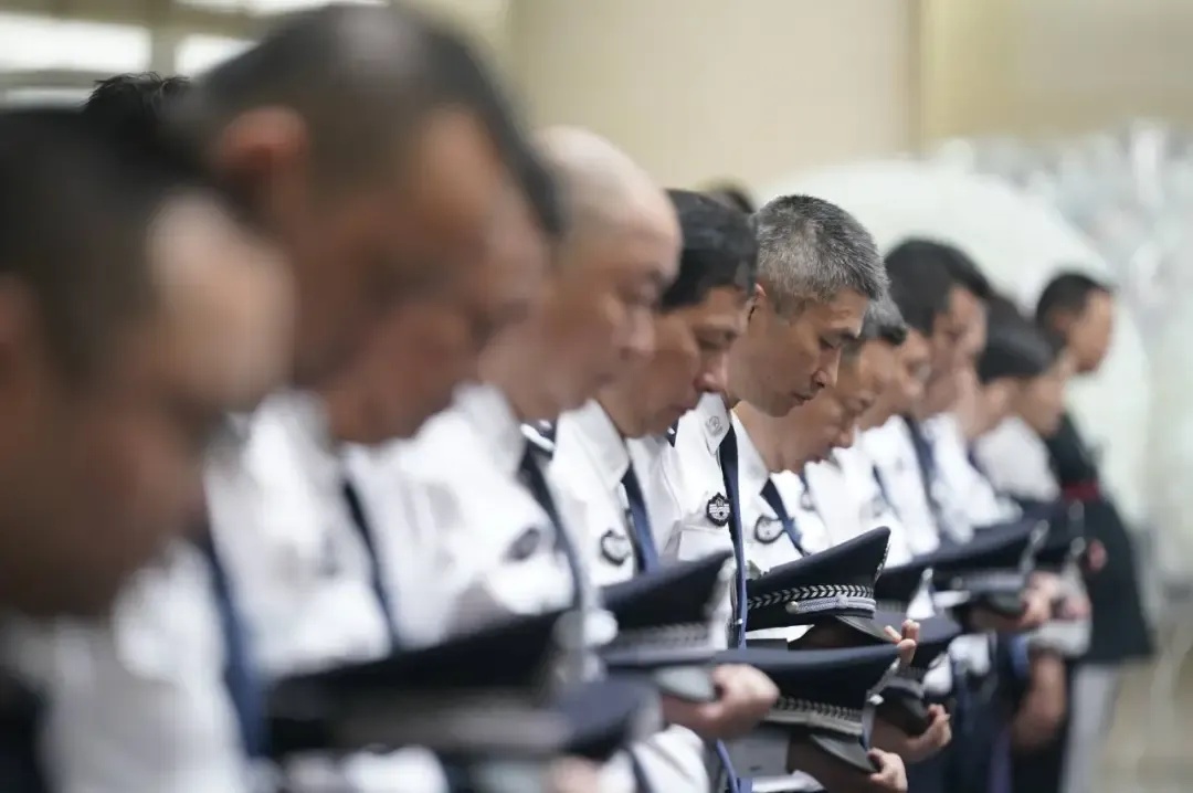 怕误伤群众未开枪，民警身中15刀牺牲，家中女儿即将高考……