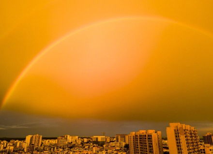 当金色晚霞与双彩虹同框