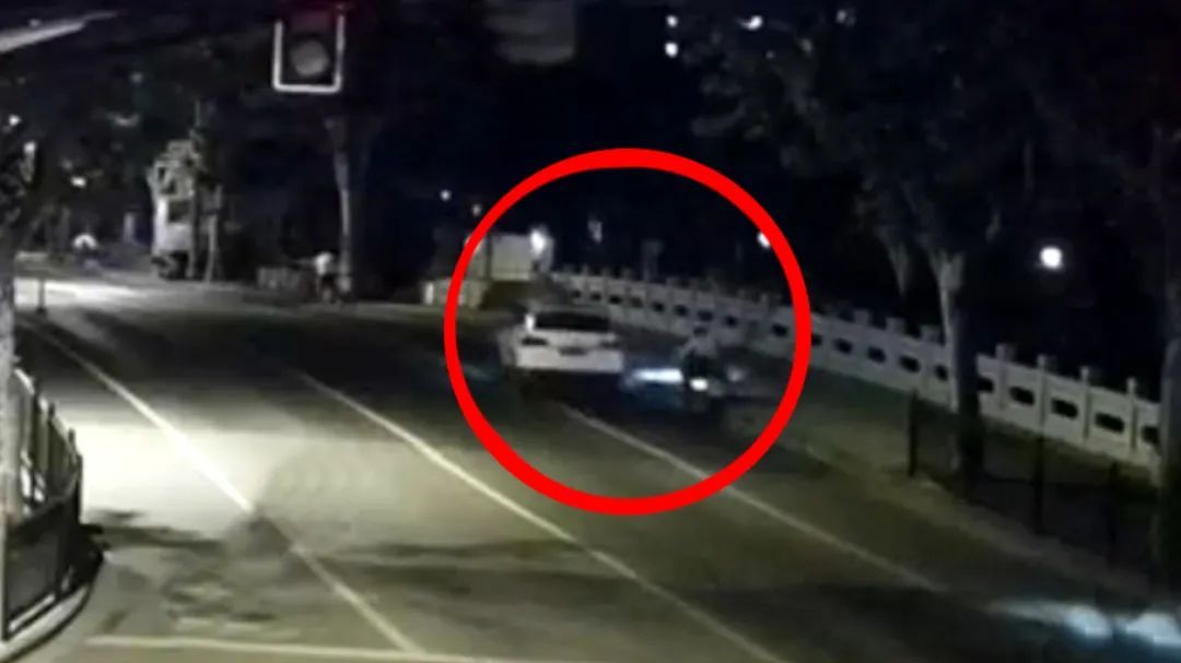 上海街头一醉驾男子撞完行人撞护栏，回到宿舍倒头就睡