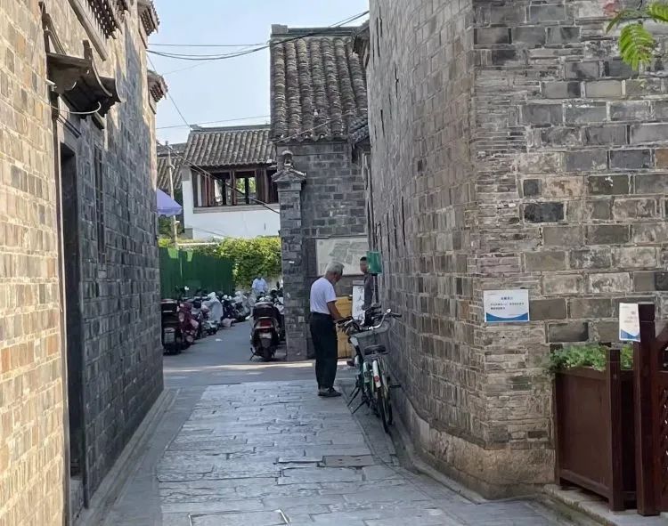 一个75岁老人，卖柴火馄饨的40年