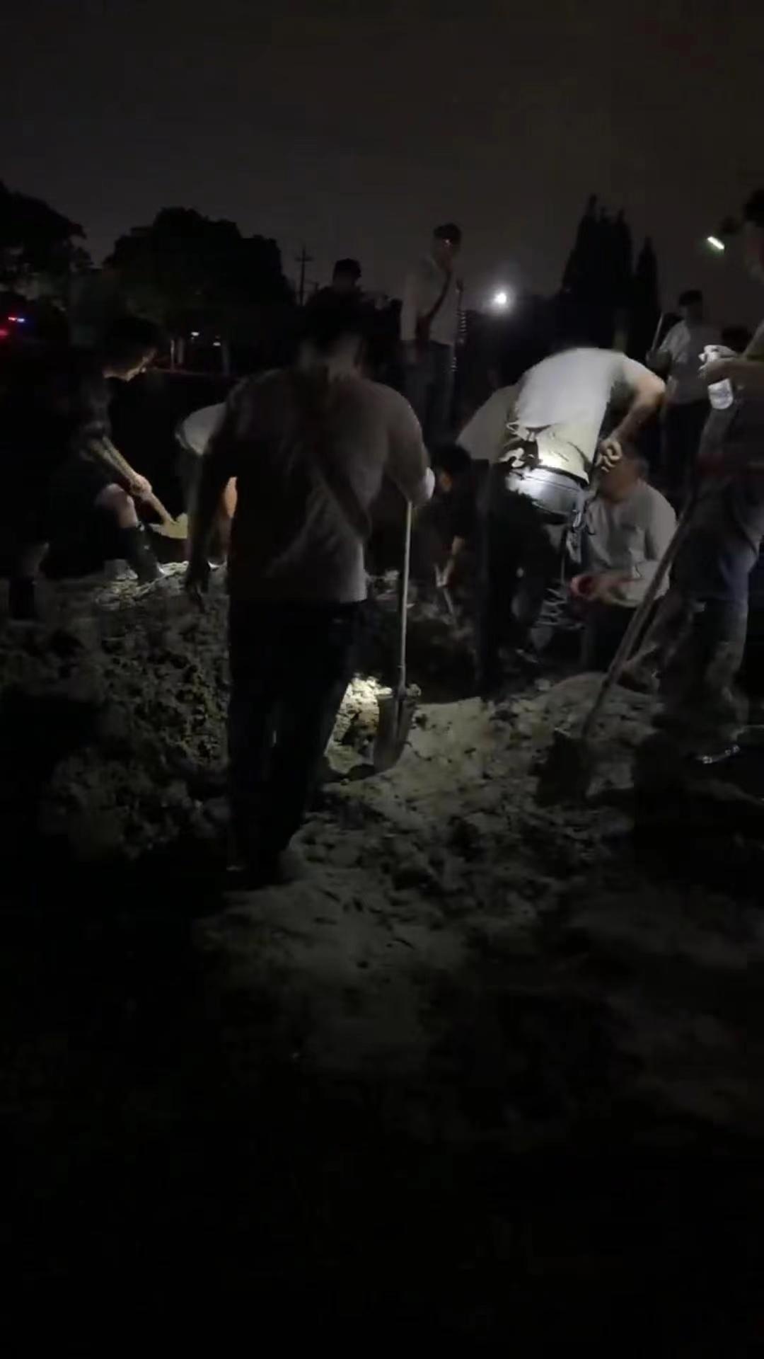 浙江湖州一拆迁工地惊现古钱币,多人连夜挖掘!当地