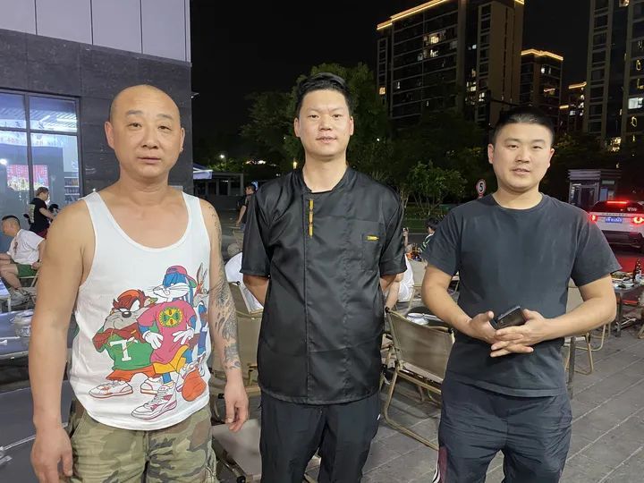 杭州一小区突发大火，9楼住户摇摇欲坠！几个烧烤摊兄弟的极限施救，被全网点赞！