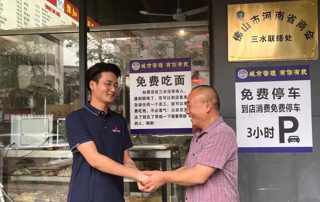 小伙吃饭，20元餐费竟付了200元！只因……