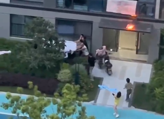 杭州一小区突发大火，9楼住户摇摇欲坠！几个烧烤摊兄弟的极限施救，被全网点赞！