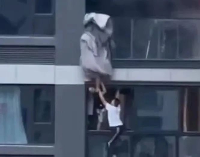 杭州一小区突发大火，9楼住户摇摇欲坠！几个烧烤摊兄弟的极限施救，被全网点赞！