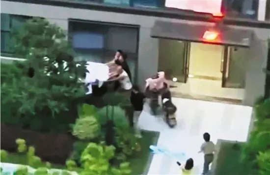 突发火灾男子被困阳台外,好邻居出手了! 突发火灾男子被困阳台外,好邻居出手了!